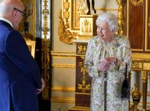 La regina Elisabetta II sta meglio ma cammina con il bastone