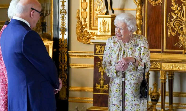 La regina Elisabetta II sta meglio ma cammina con il bastone