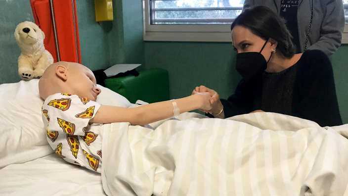 Angelina Jolie visita i bimbi ucraini ricoverati al Bambin Gesù